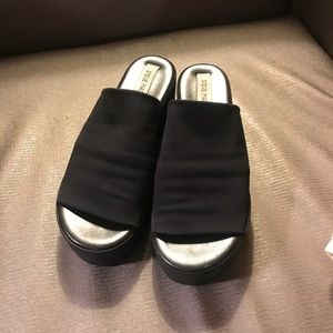 Barely worn Steve Madden platform slides